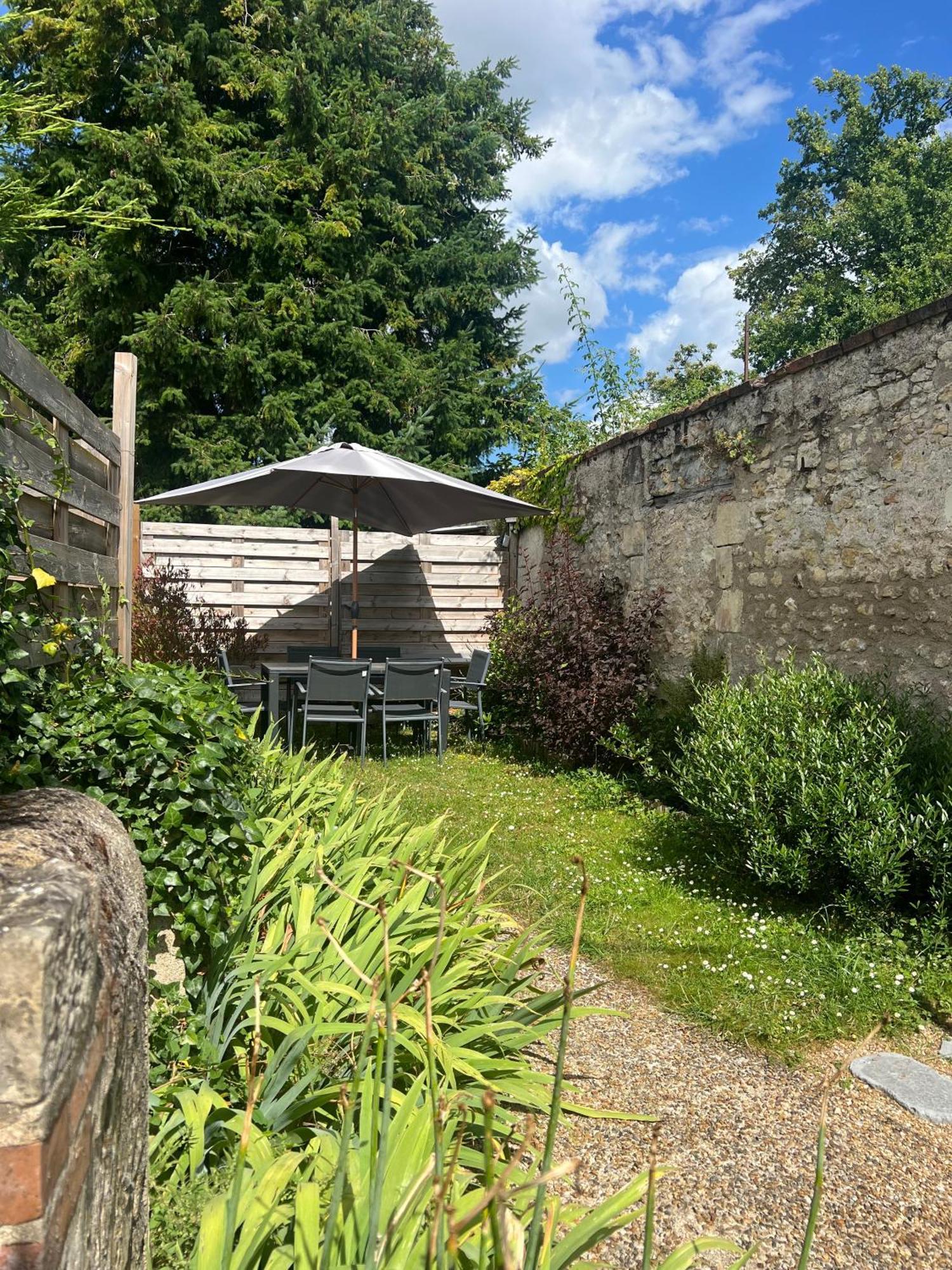 L'Atypique, Charmante Maison Avec Jardin Clos Amboise Exterior foto